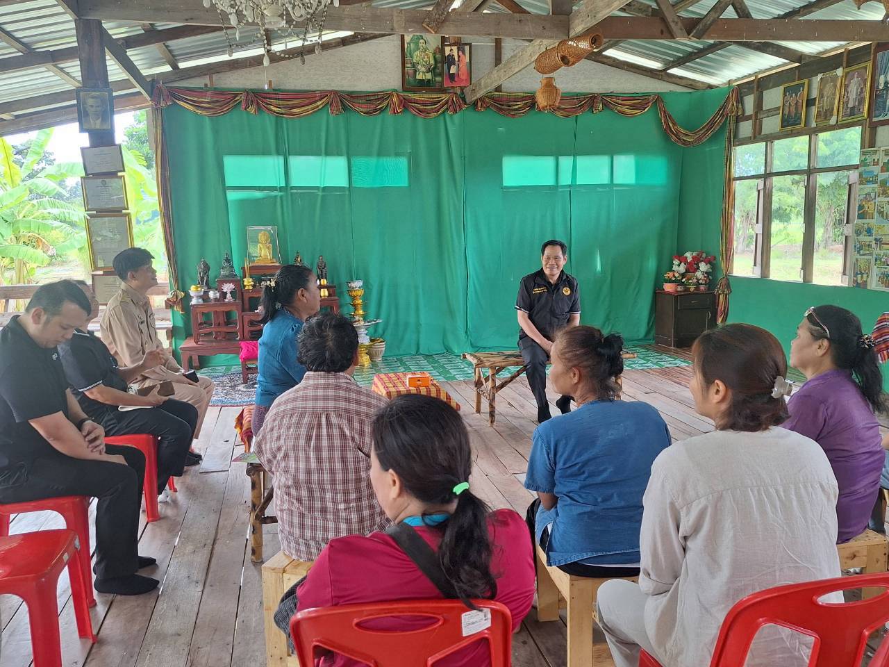 title - ผู้ตรวจราชการ ส.ป.ก. ลงพื้นที่จังหวัดมหาสารคาม ประชุมติดตามความก้าวหน้าผลการดำเนินงาน พร้อมตรวจเยี่ยมให้กำลังใจกลุ่มวิสาหกิจชุมชนผู้ปลูกสมุนไพร และกลุ่มวิสาหกิจชุมชนแปรรูปผลผลิตทางการเกษตร